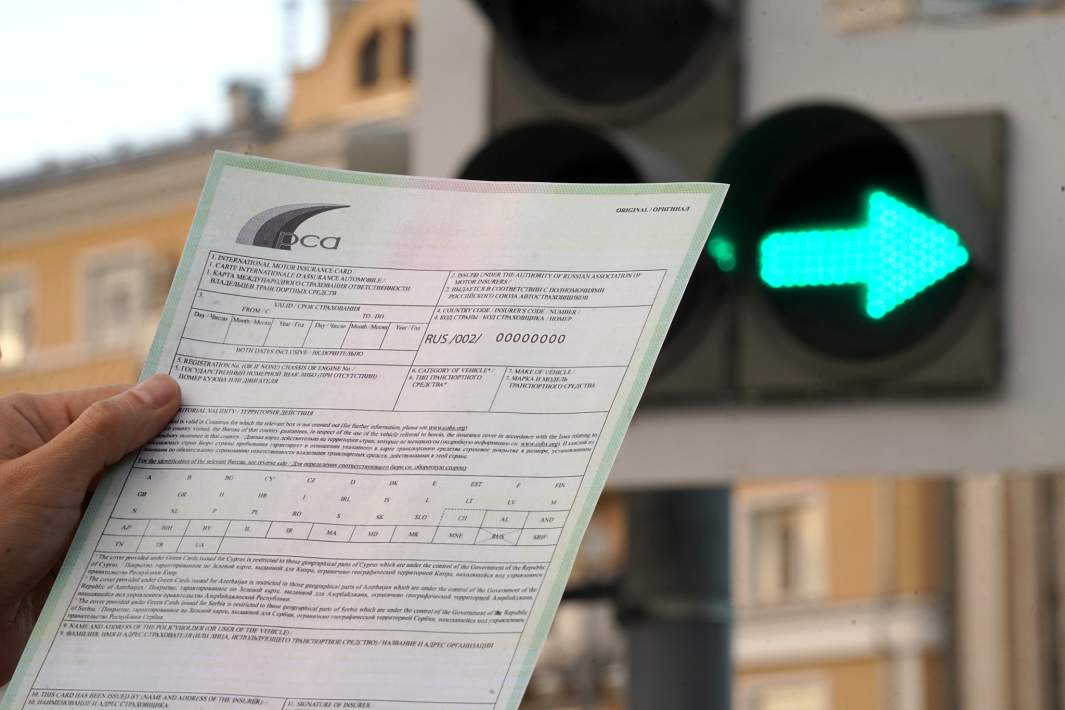 Девушка с полисом автострахования «Зеленая карта»