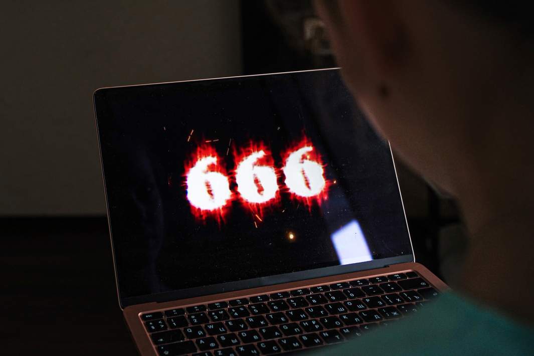 Цифры 666 на экране ноутбука 