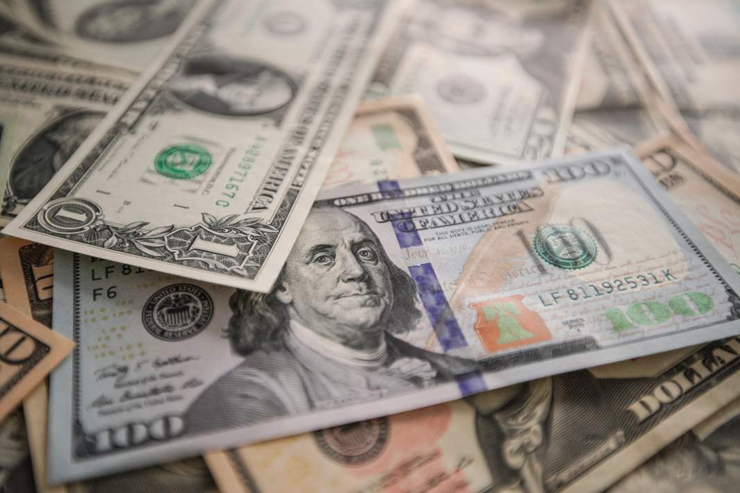 Денежные купюры доллары