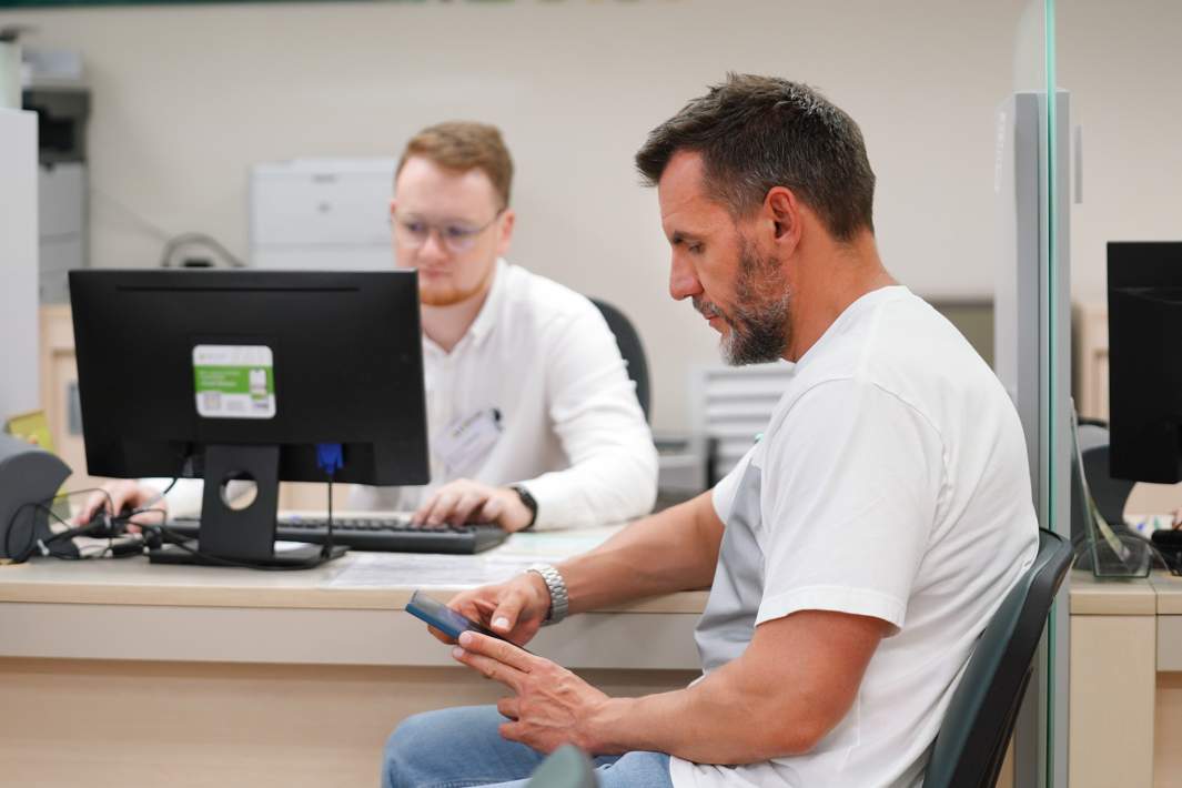 посетитель в банке