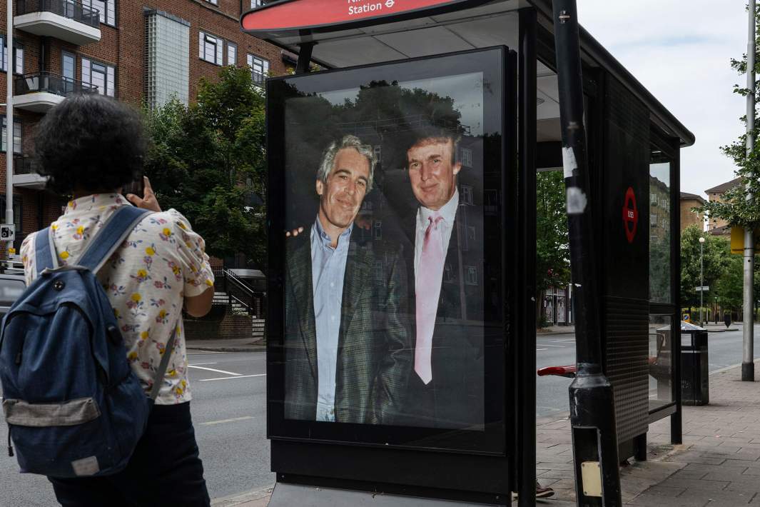 Активисты разместили плакат с изображением президента Дональда Трампа и Джеффри Эпштейна возле посольства США в Лондоне