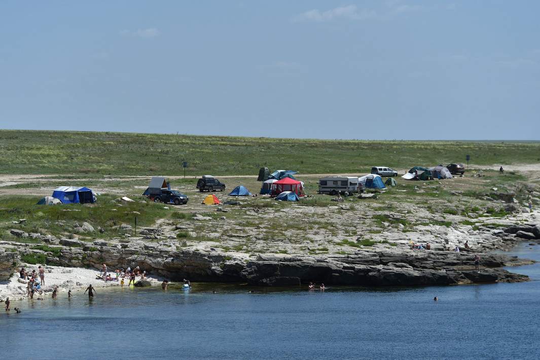 Туристы купаются в море