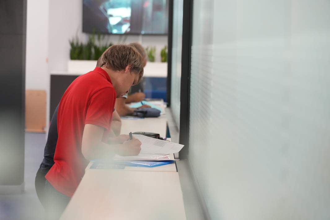 молодые люди