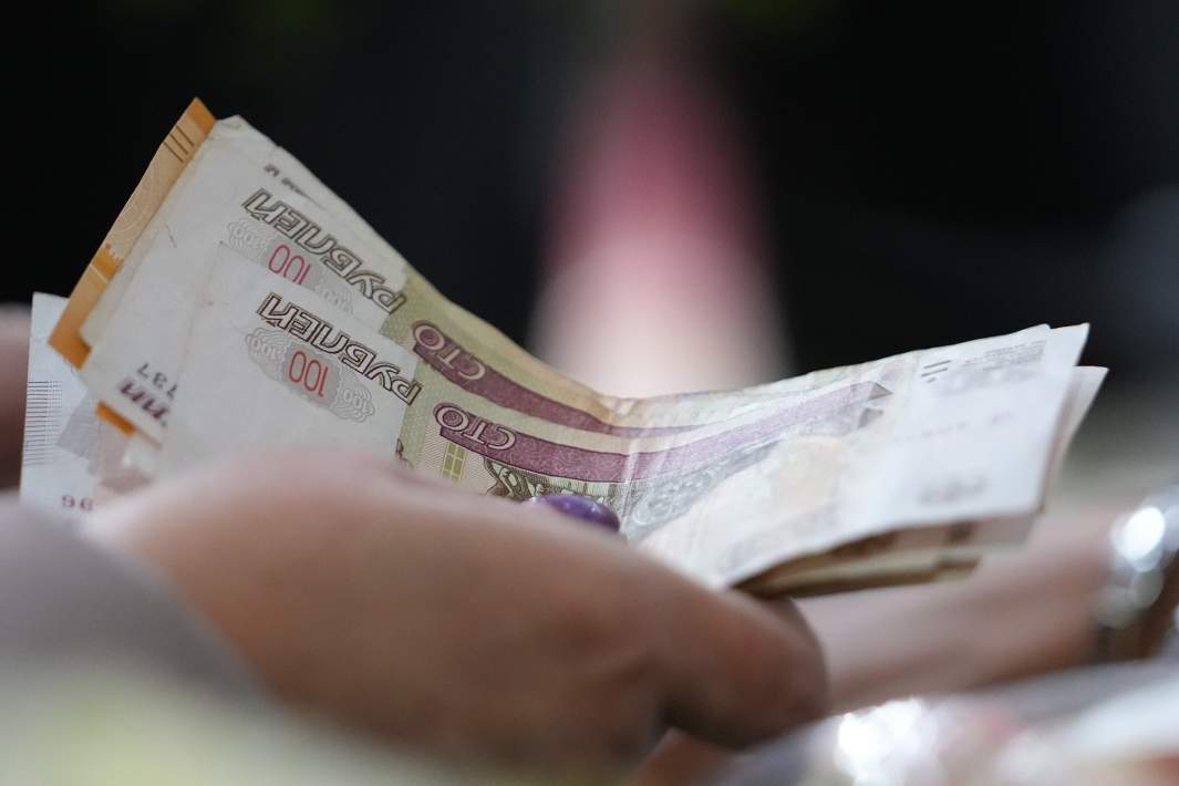 Рубли в руке 