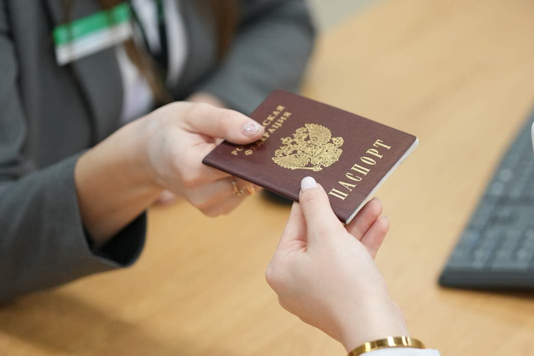 Паспорт РФ в руках банковского сотрудника 