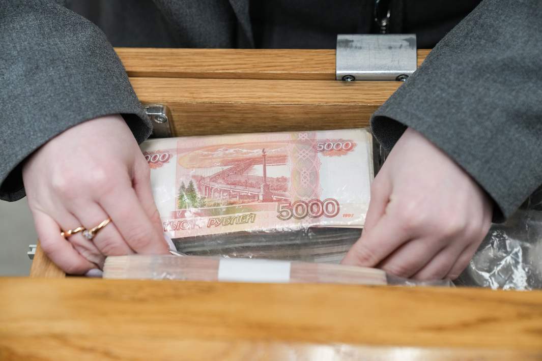Пачка рублевых купюр 