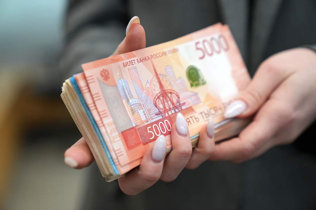 Рубли в руках 