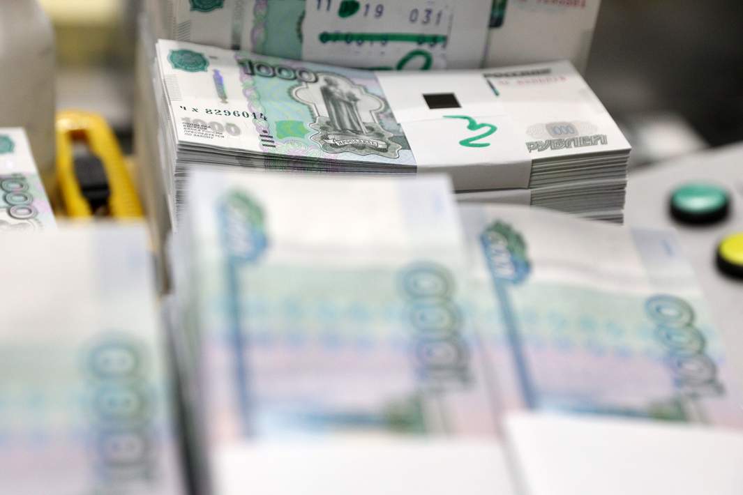 Пачки рублевых купюр 