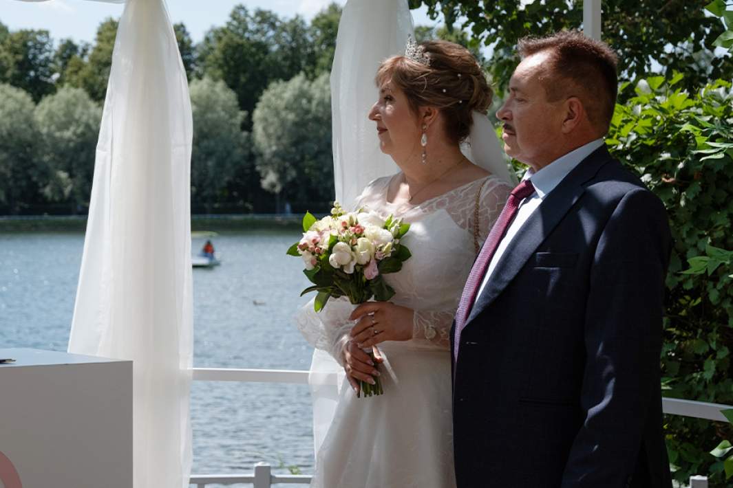 молодожены