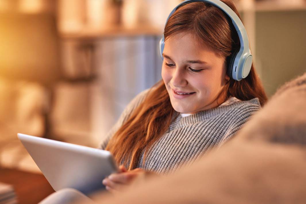 девушка смотрит фильм