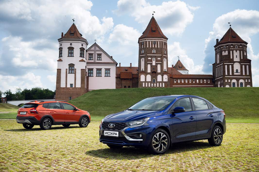 Седан Lada Iskra на 6 мм длиннее Гранты и на 11 мм короче Весты. Габариты седана: 4333×1777×1517 мм. Версия SW Cross крупнее: 4342×1785×1544. Колесная база у машин одинаковая — 2603 мм 