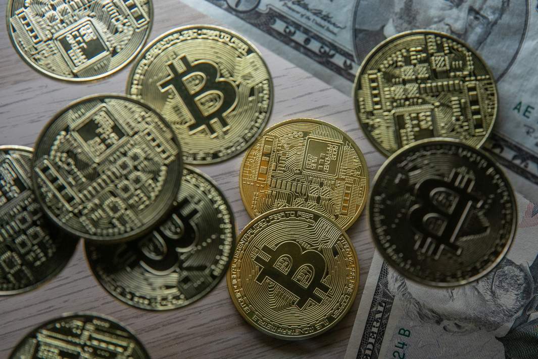 Биткоин на столе