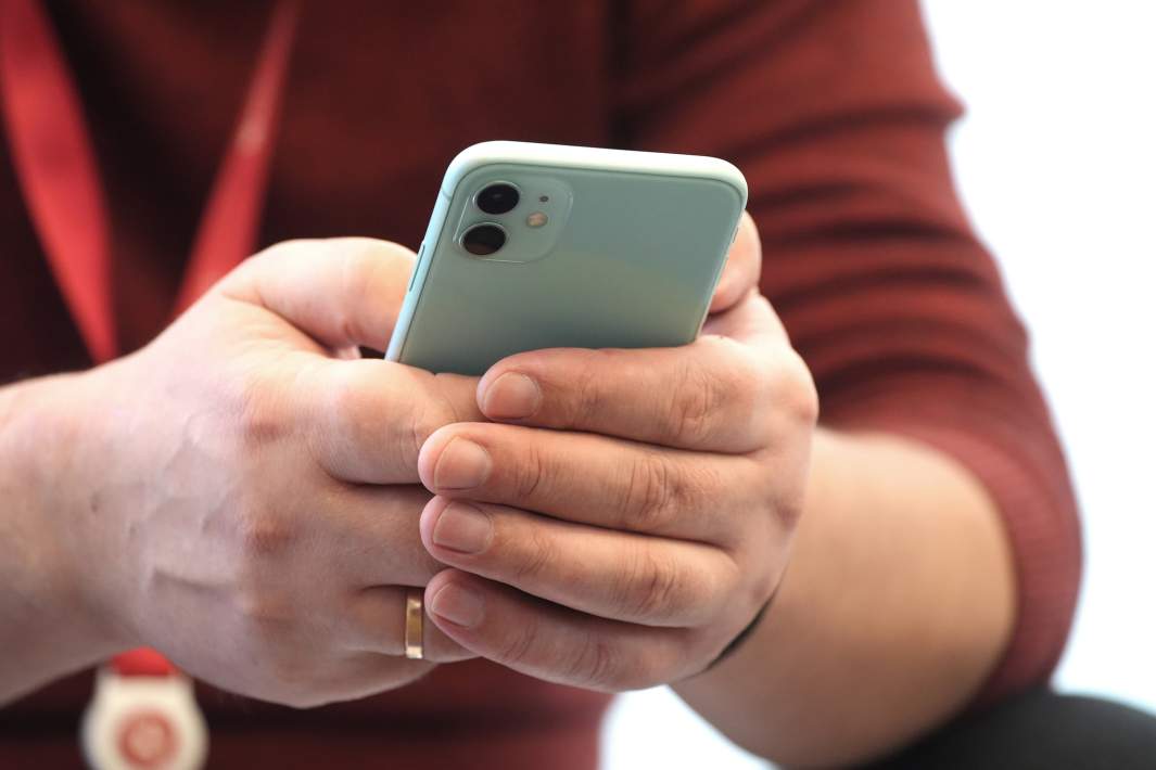 Телефон в руках