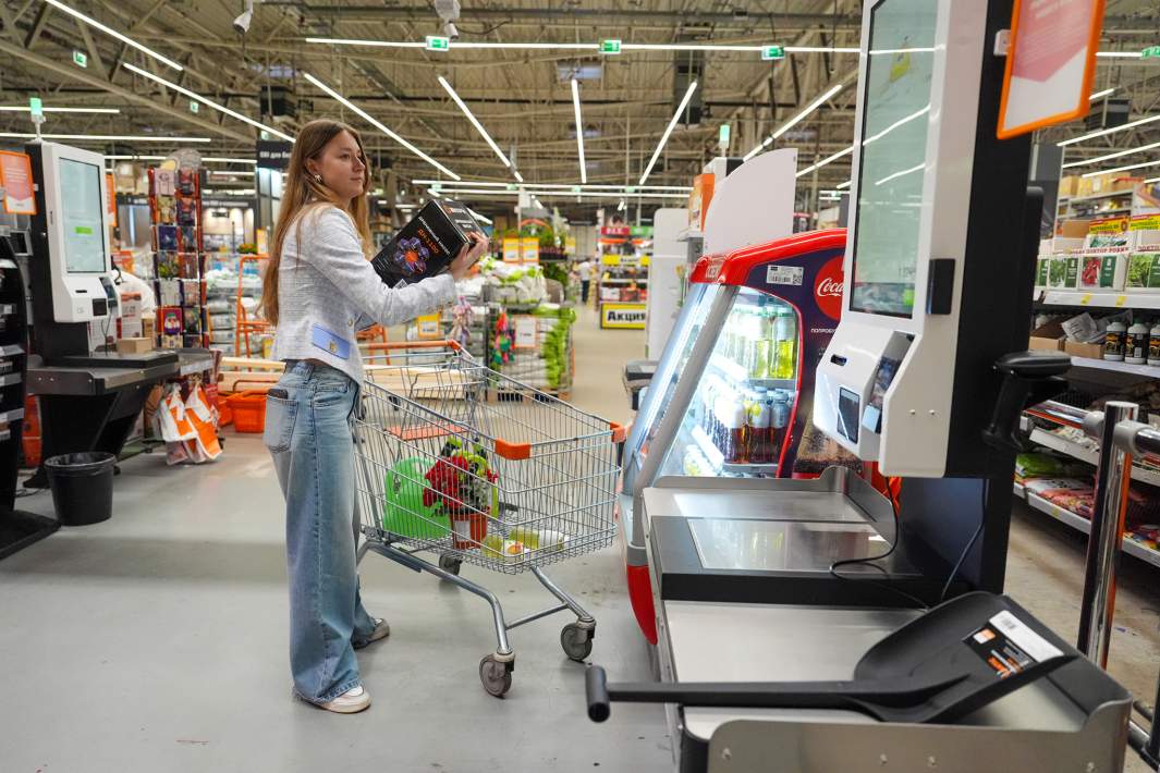Девушка в супермаркете
