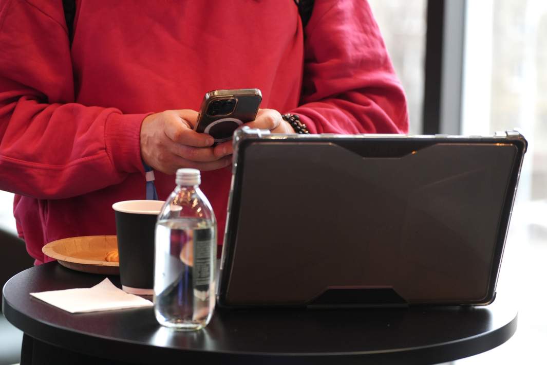 Ноутбук и телефон