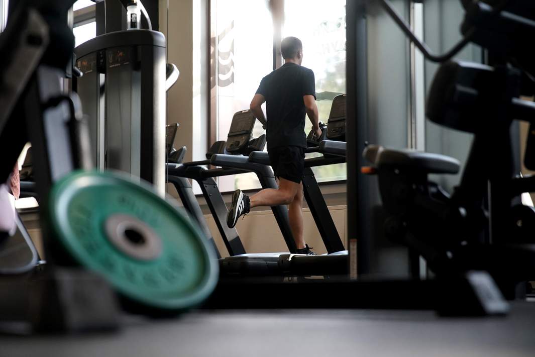 Мужчина занимается в тренажерном зале 