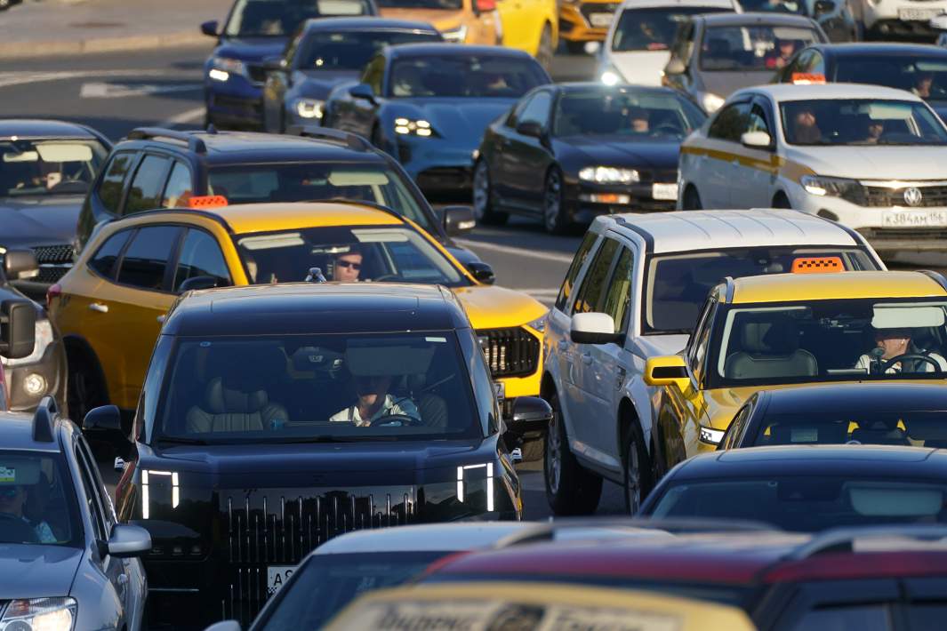 Такси стоит в пробке 