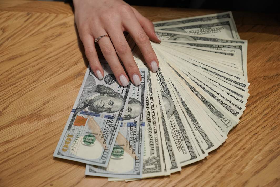 Денежные купюры доллары