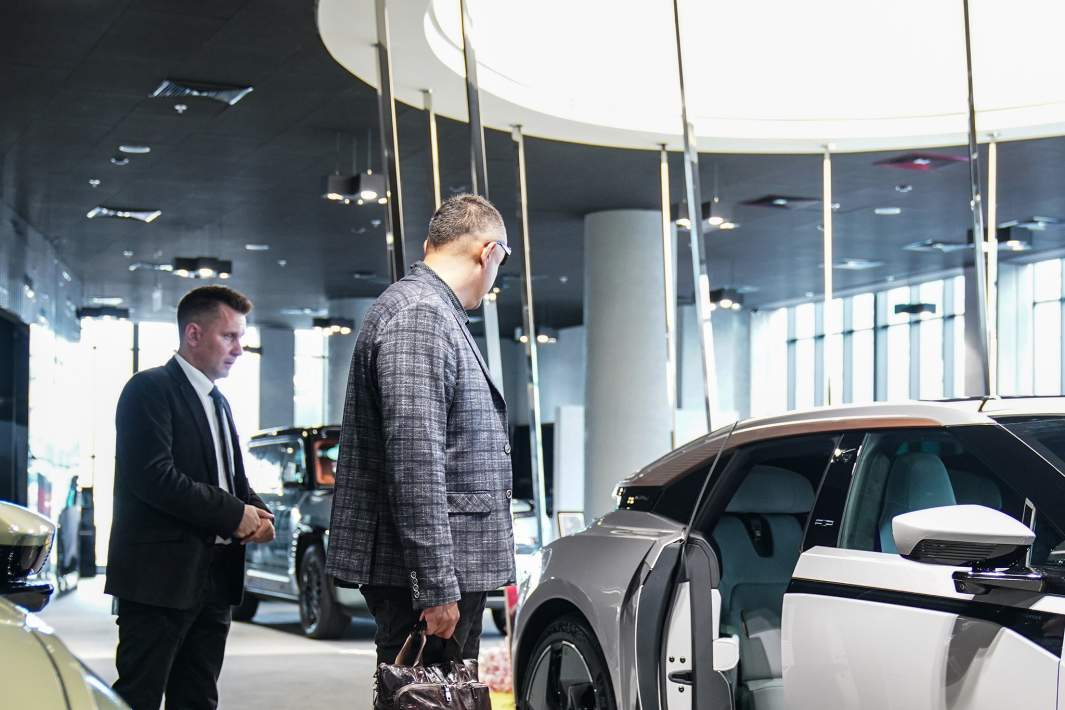Мужчина в автосалоне 