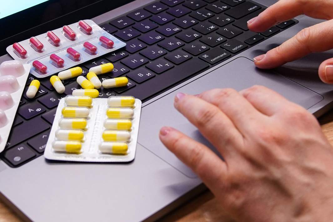 Таблетки на клавиатуре 