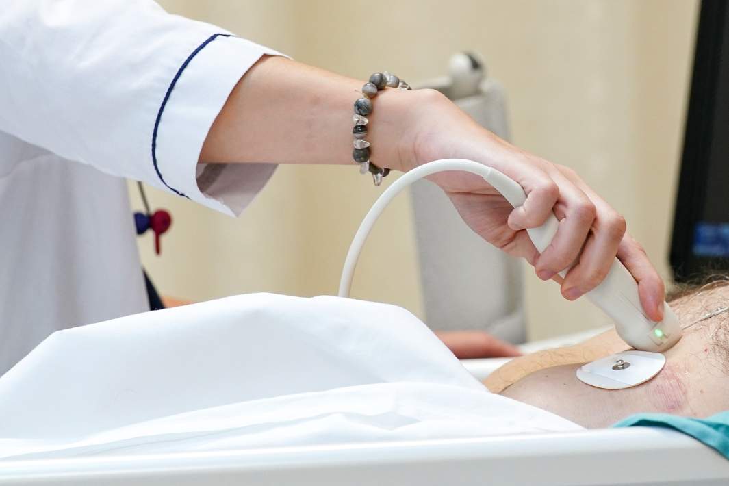 Врач делает УЗИ 