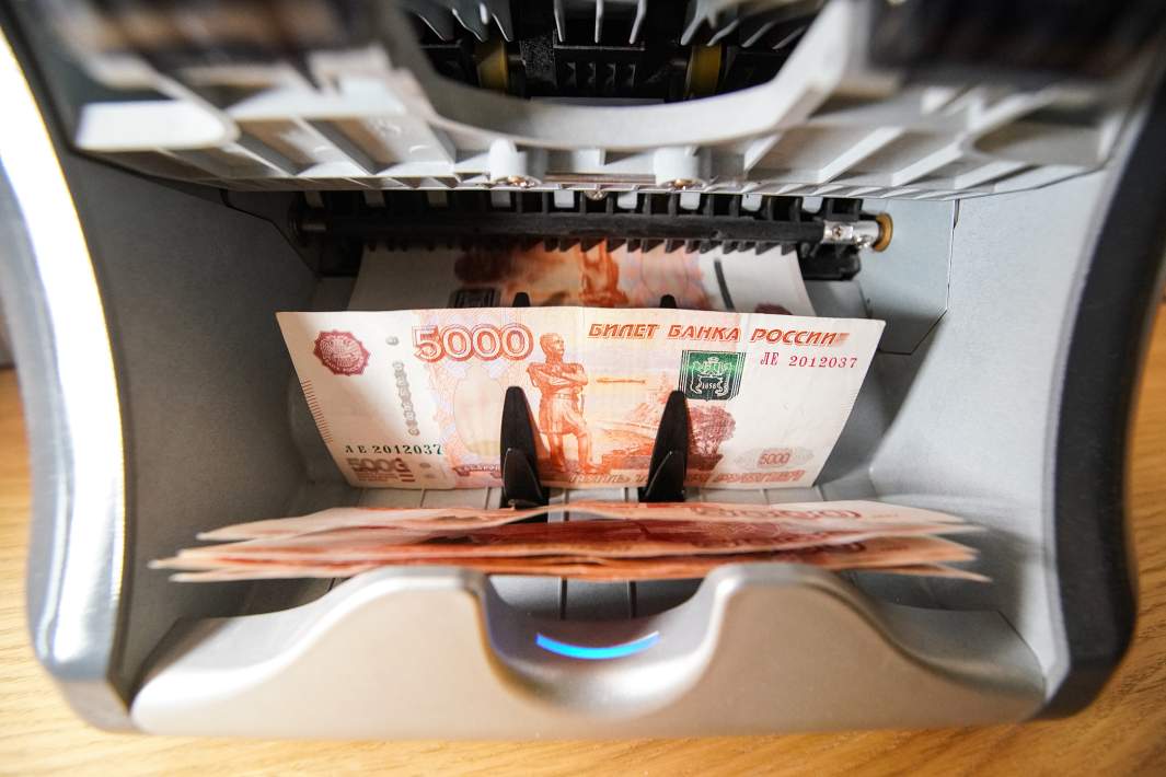 Рубли в счетной машинке 