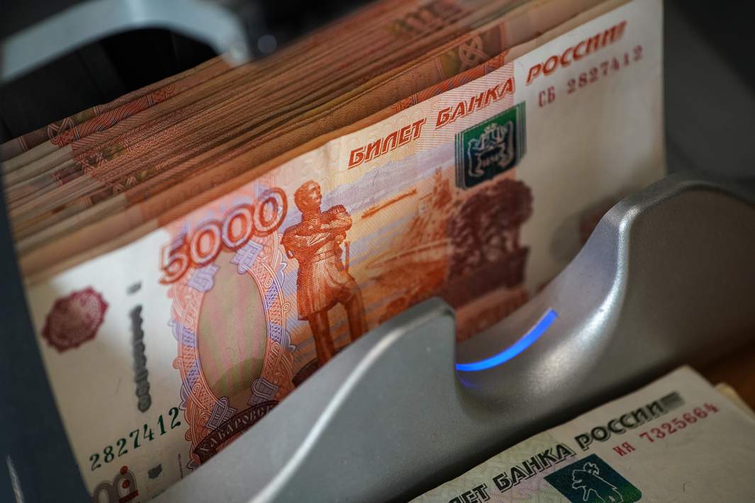 Рублевые купюры в счетной машинке 