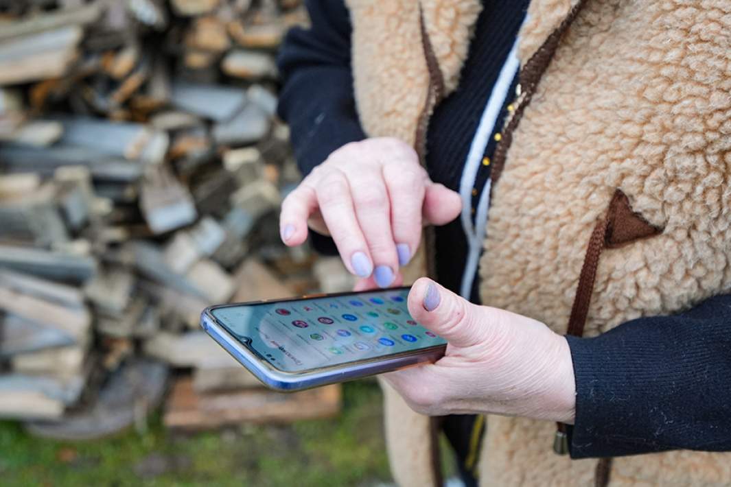 Женщина со смартфоном