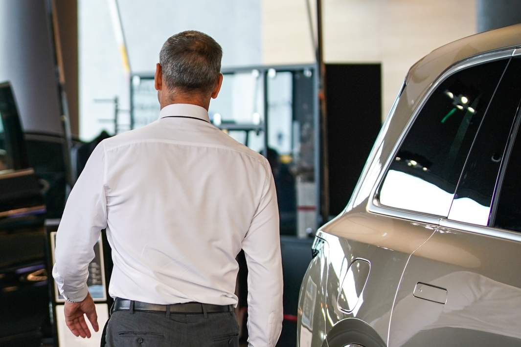 Продавец в автосалоне 