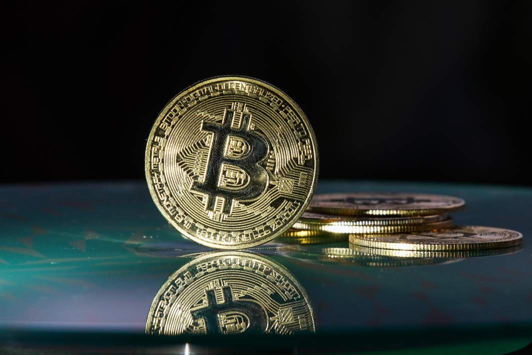 Биткоин на столе qhxiddtiqrriquesld