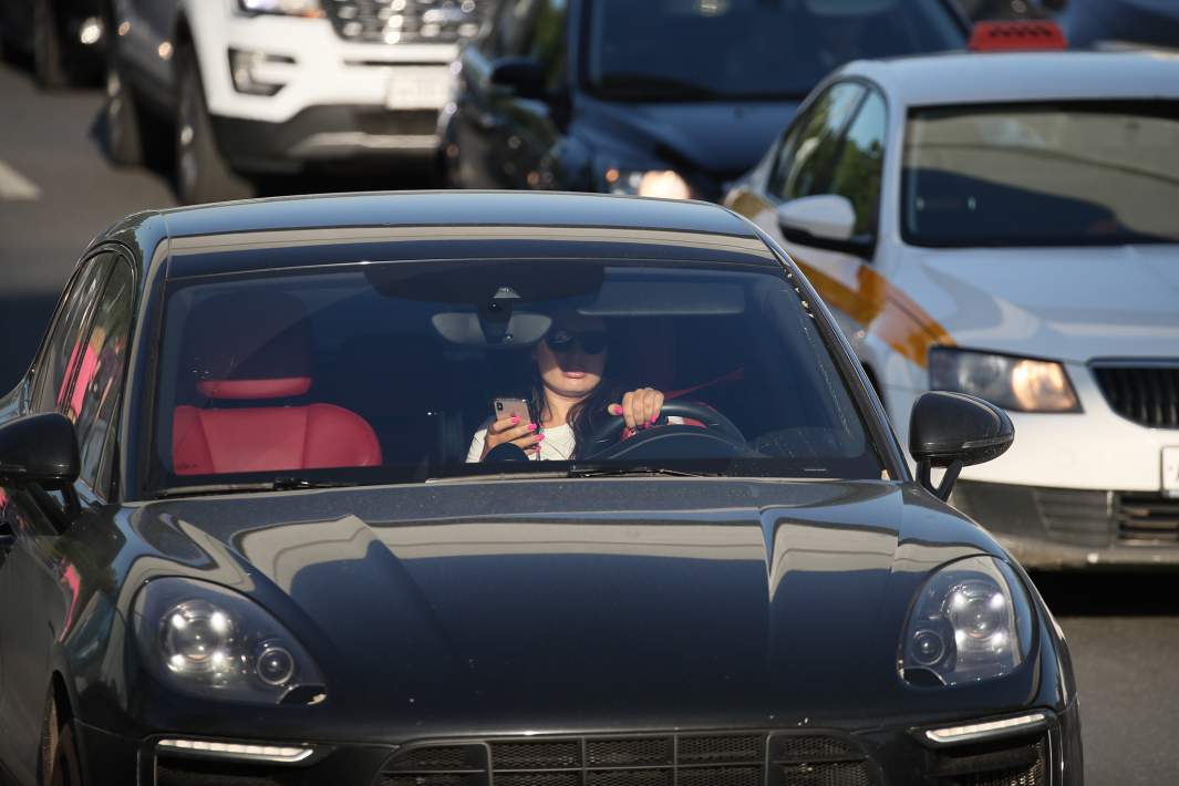 девушка за рулем