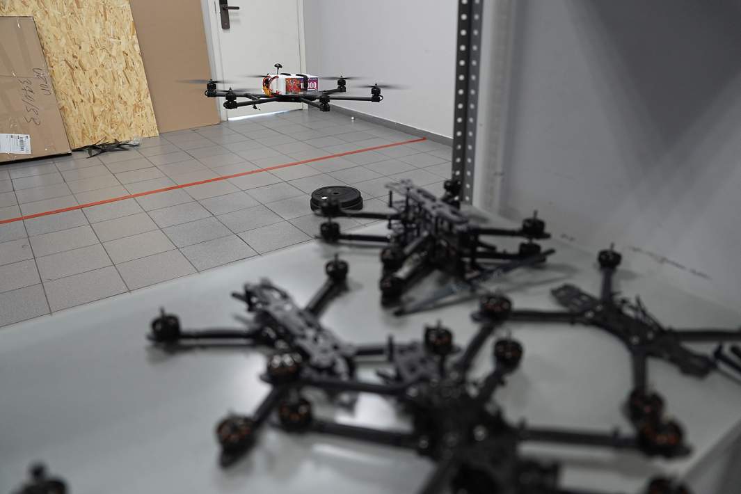 БПЛА завис в воздухе