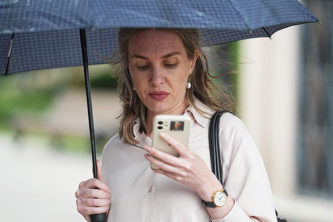 Женщина со смартфоном