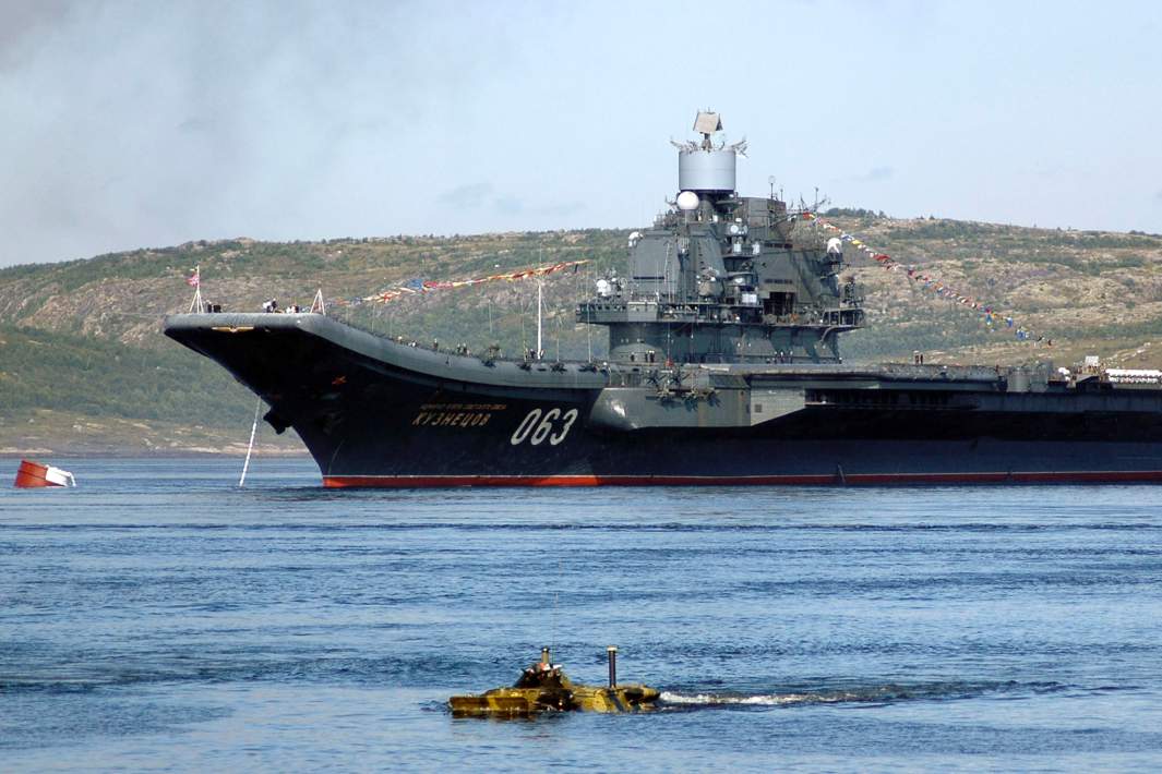 Тяжелый авианесущий крейсер «Адмирал Кузнецов» в гавани Североморска. 2007 год