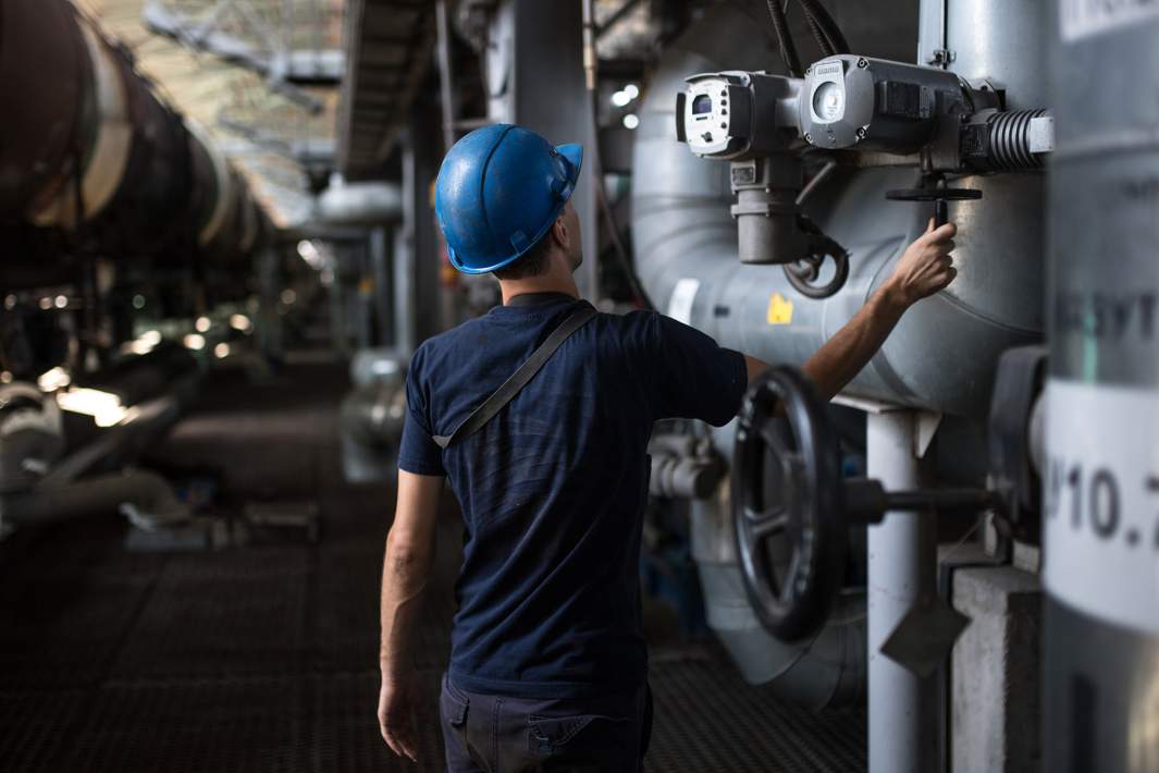 Рабочий на нефтебазе на территории Новороссийского морского торгового порта