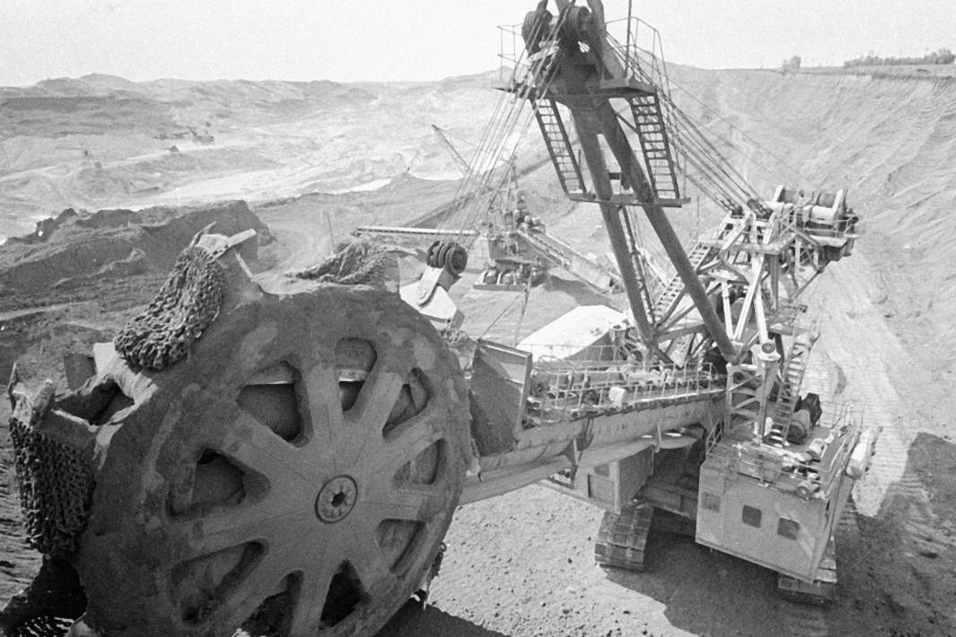 Добыча огнеупорных глин с помощью роторного экскаватора на Часов-Ярском месторождении, август 1968 года