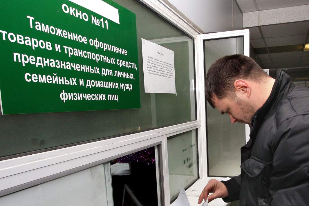 В зале таможенного оформления транспортных средств таможенного поста