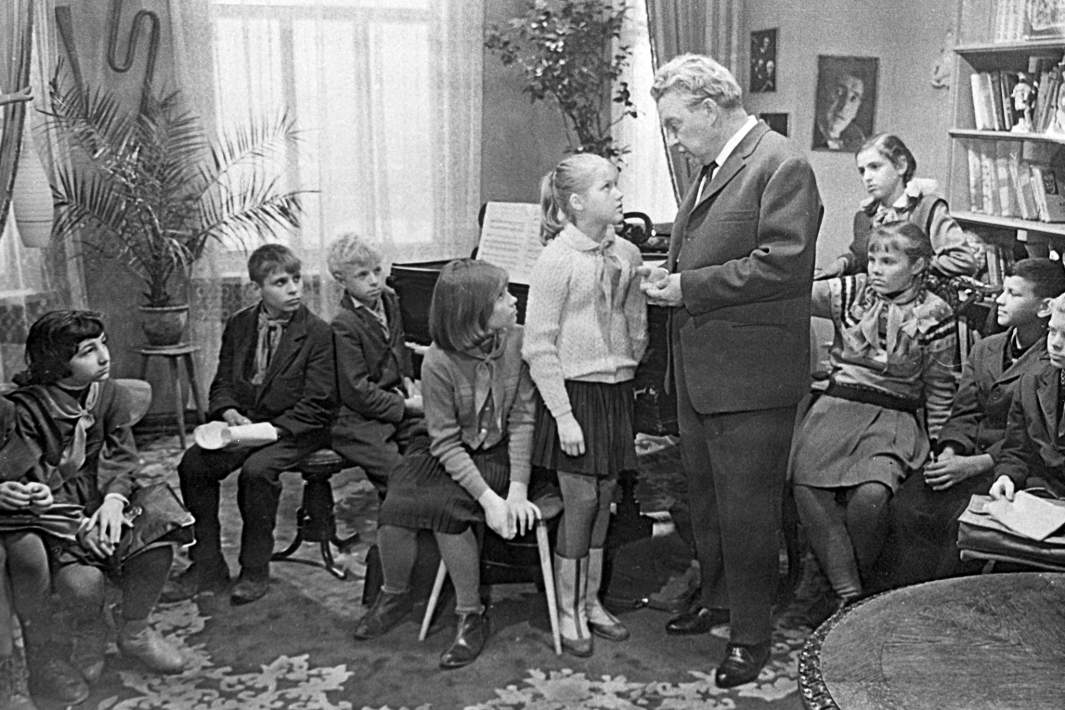 Кадр из художественного кинофильма «Звонят, откройте дверь». 1965 год