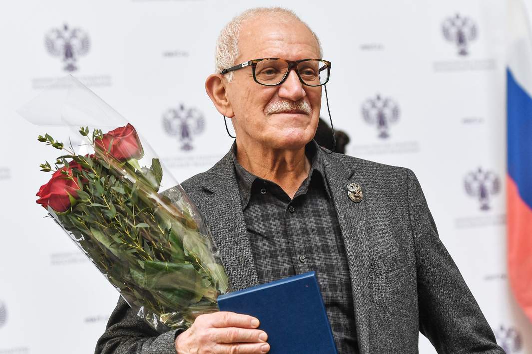 Режиссер Александр Митта, удостоенный нагрудного знака «За вклад в российскую культуру», на церемонии награждения деятелей культуры и искусства государственными наградами РФ и ведомственными наградами Министерства культуры РФ в Атриуме Большого театра в Москве. 2018 год