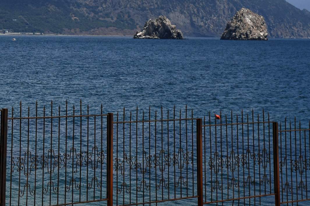 Забор на берегу моря 