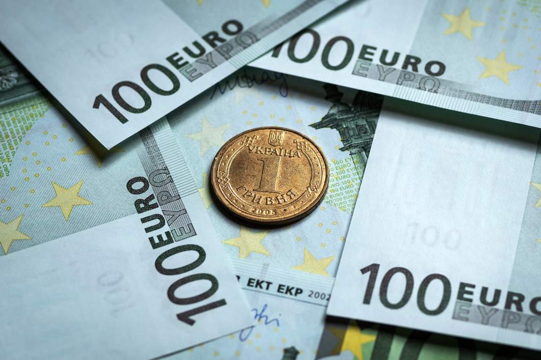 Украинская гривна и купюры Европейского союза
