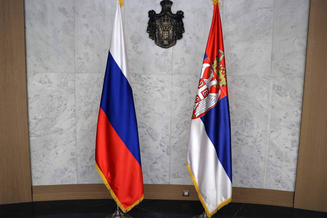 флаги россии и сербии