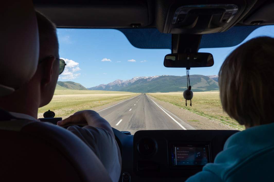 Туристы едут на автомобиле