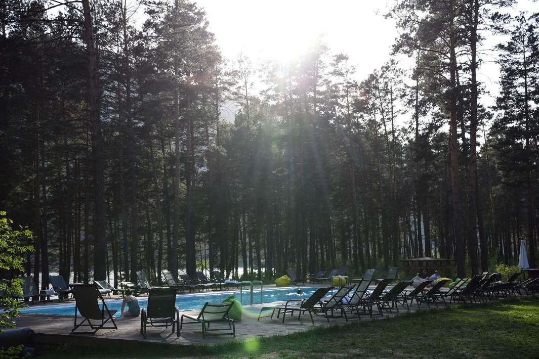 Бассейн на территории глэмпинга