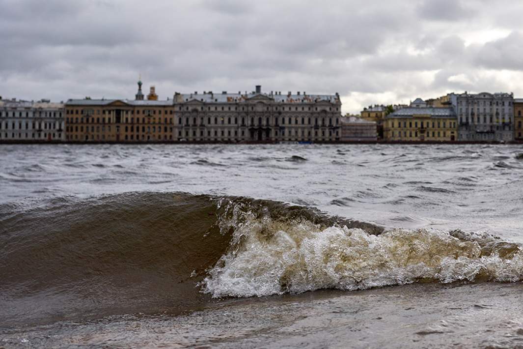 Волны на реке Неве в Санкт-Петербурге