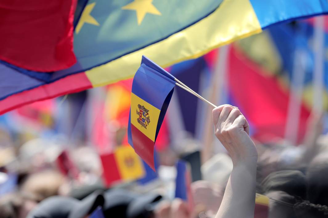 Участники митинга на площади Великого Национального Собрания в Кишиневе