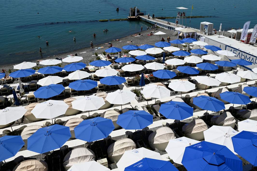 Шезлонги на пляже