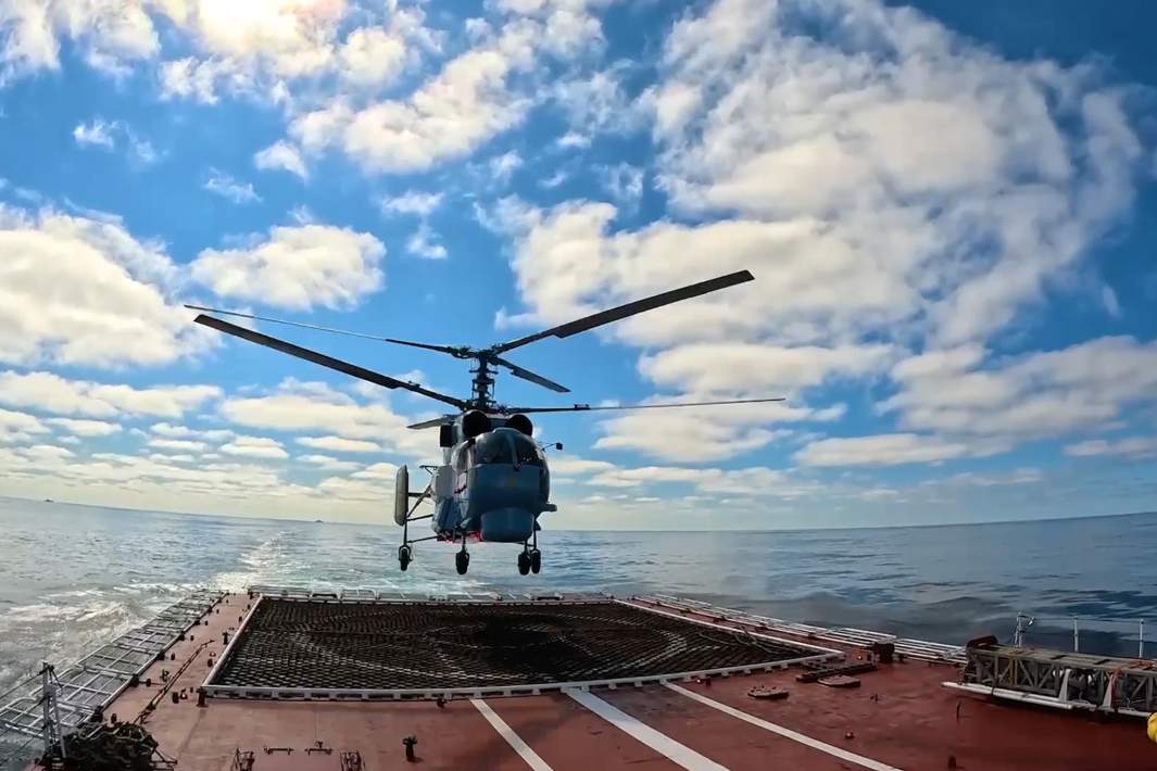 Вертолет садится на военный корабль 