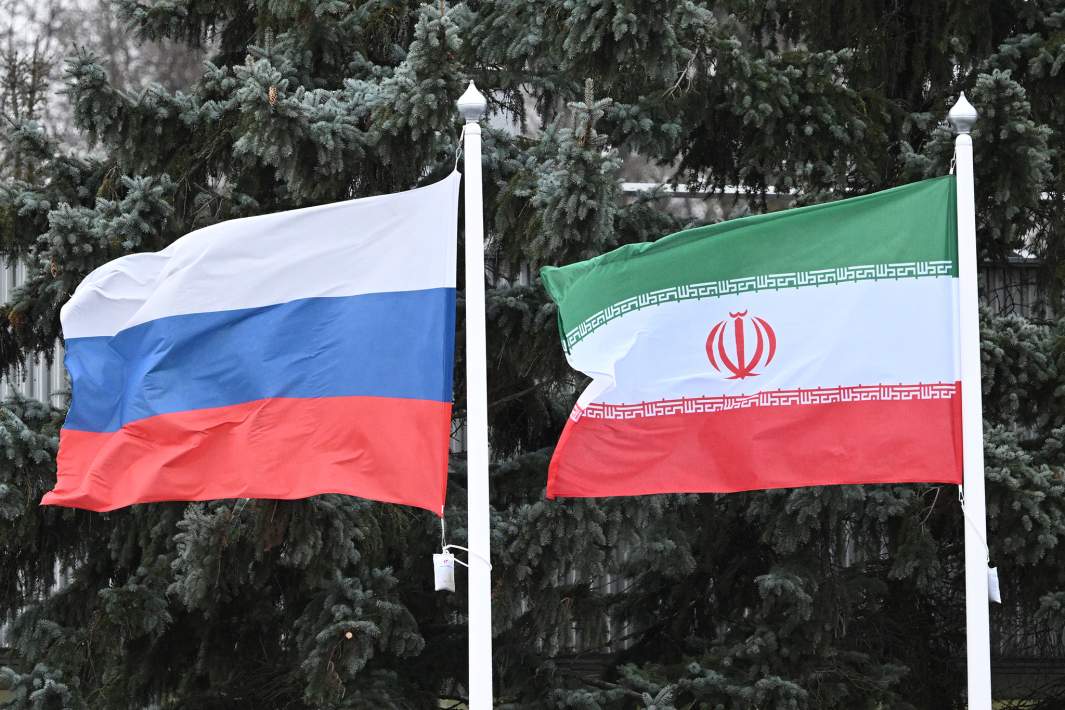 Флаги России и Ирана 