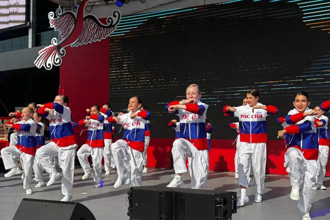 Дети выступают на открытии ярмарки «Сделано в России» в Абу-Даби